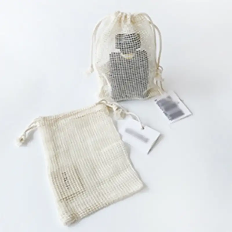 Close-up image of a wash label and hang tag, showcasing one of the printing methods for mesh bags. The wash label can be sewn inside the bag, while the hang tag can be attached to the outside.