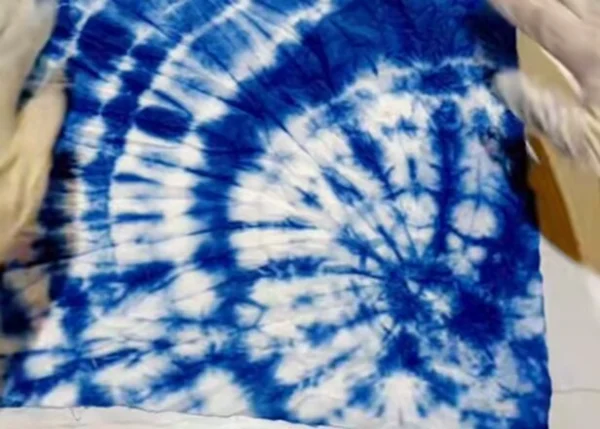 18 Creative Ways to Decorate Blank Canvas Tote Bags - Creative DIY Ideas 4 Decorate blank canvas tote bags with tie-dye for vibrant and creative patterns