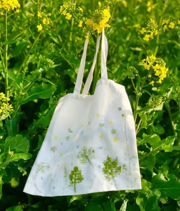18 Creative Ways to Decorate Blank Canvas Tote Bags - Creative DIY Ideas 8 Decorate blank canvas tote bags with natural printing techniques for eco-friendly and artistic designs