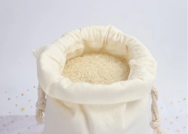 The Ultimate Guide to Choosing the Right Eco-Friendly Bag for Food Storage 6 The Ultimate Guide to Choosing the Right Eco-Friendly Bag for Food Storage - Reduces Food Waste, featuring a cotton canvas bag, ideal for sustainable and reusable food storage.